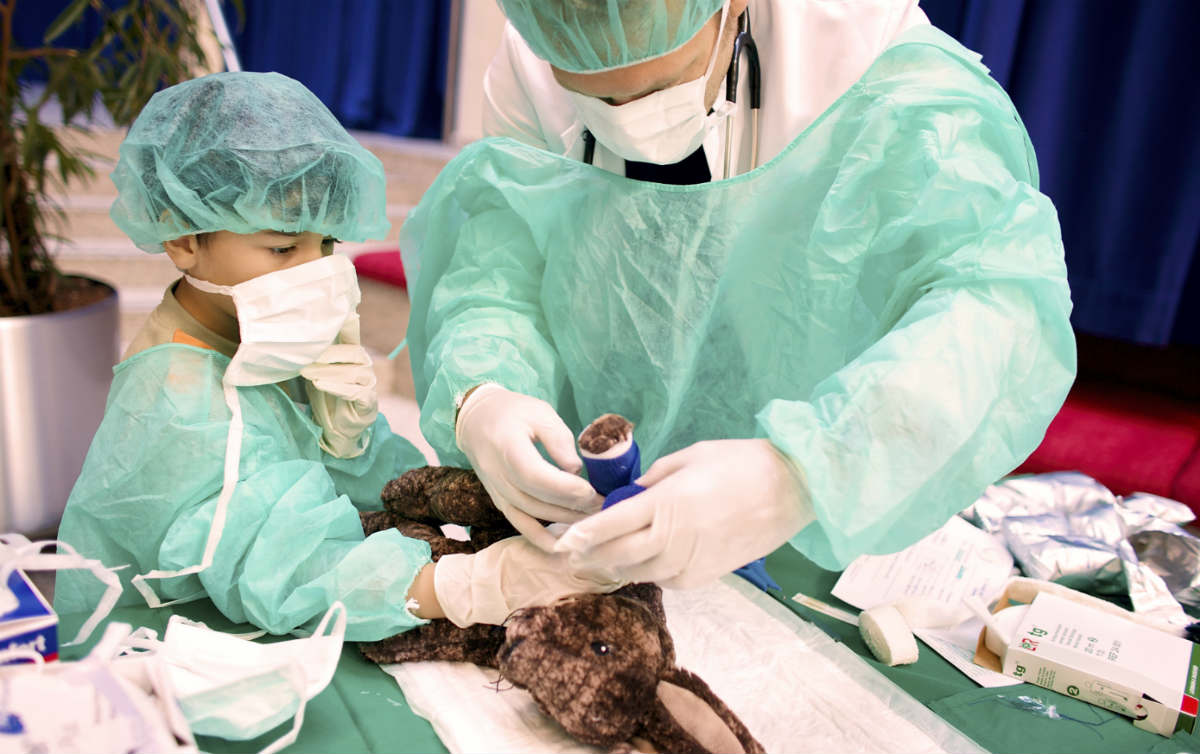 An der Teddyklinik der Universität Witten/Herdecke wird ein Hase liebevoll verarztet