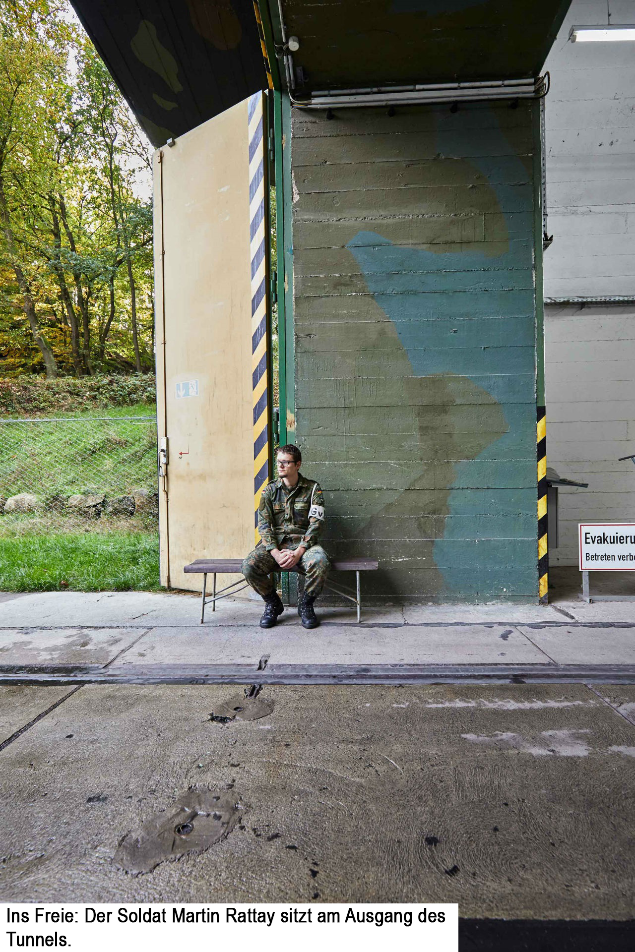 Soldat Martin Rattay am Ausgang des Tunnels.