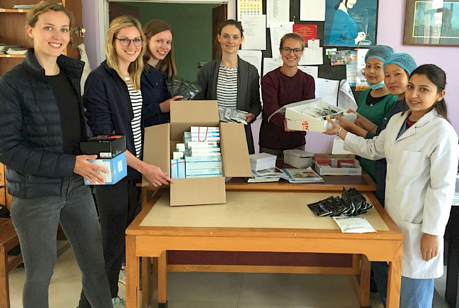 Gastgeschenke aus Deutschland: Linda Kraume, Charlotte Wiese, Henrike Senker, Theresa Ochs, Verena Volbracht (v.l.n.r.) brachten Geld- und Sachspenden mit, unter anderem Kunststoffe für Füllungen, Bohrer und Einwegmaterialien.