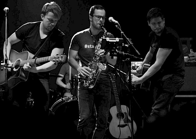 Jedes Bandmitglied spielt mehrere Instrumente. Foto: Elias Weike
