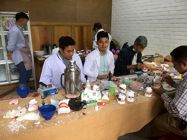Myanmarische Zahnärzte im improvisierten zehntechnischen Labor in Kalaw