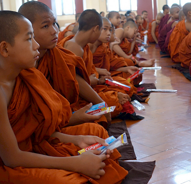 Mundhygiene-Aktion in einem buddhistischen Tempel in Nyaung Shwe