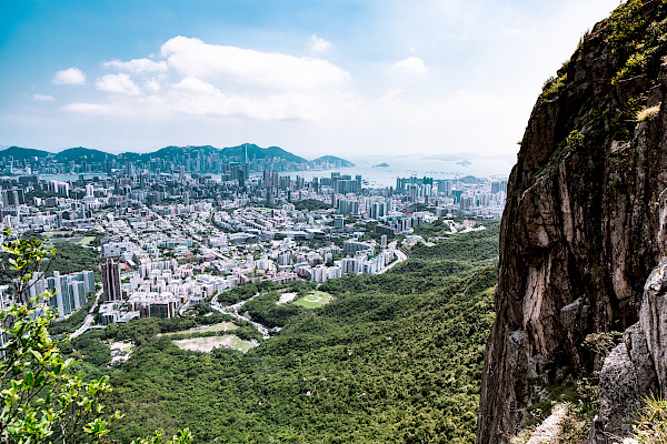 Blick vom Lion Rock auf den Stadtteil Kowloon, am Horizont das ökonomische und historische Zentrum Hong Kong Island; Foto: privat