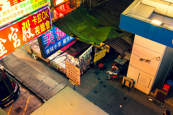 Das Einkaufsviertel Mong Kok bei Nacht: Ein Restaurantbesitzer wartet auf Gäste; Foto: privat