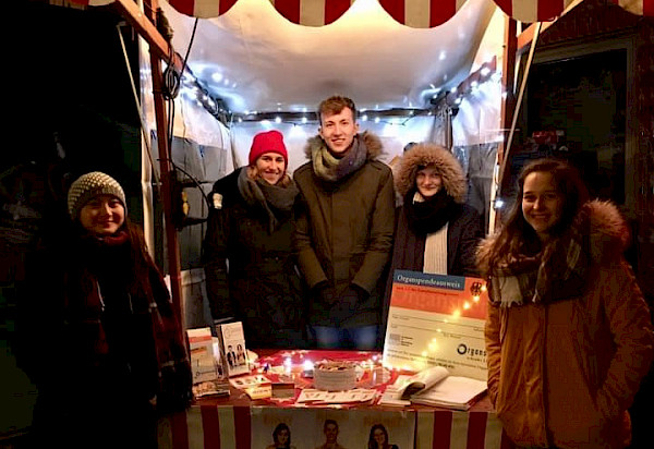 Infostand auf dem "Heissa" Weihnachtsmarkt an der Berliner Holzmarktstraße im Dezember 2018; Foto: privat