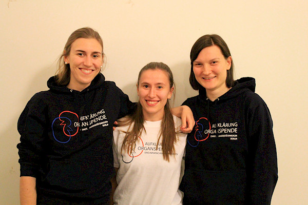 Die drei Berliner Lokalgruppenleiterinnen Vivien Giszas, Anna Speth und Maj Hildebrandt (von links); Foto: privat
