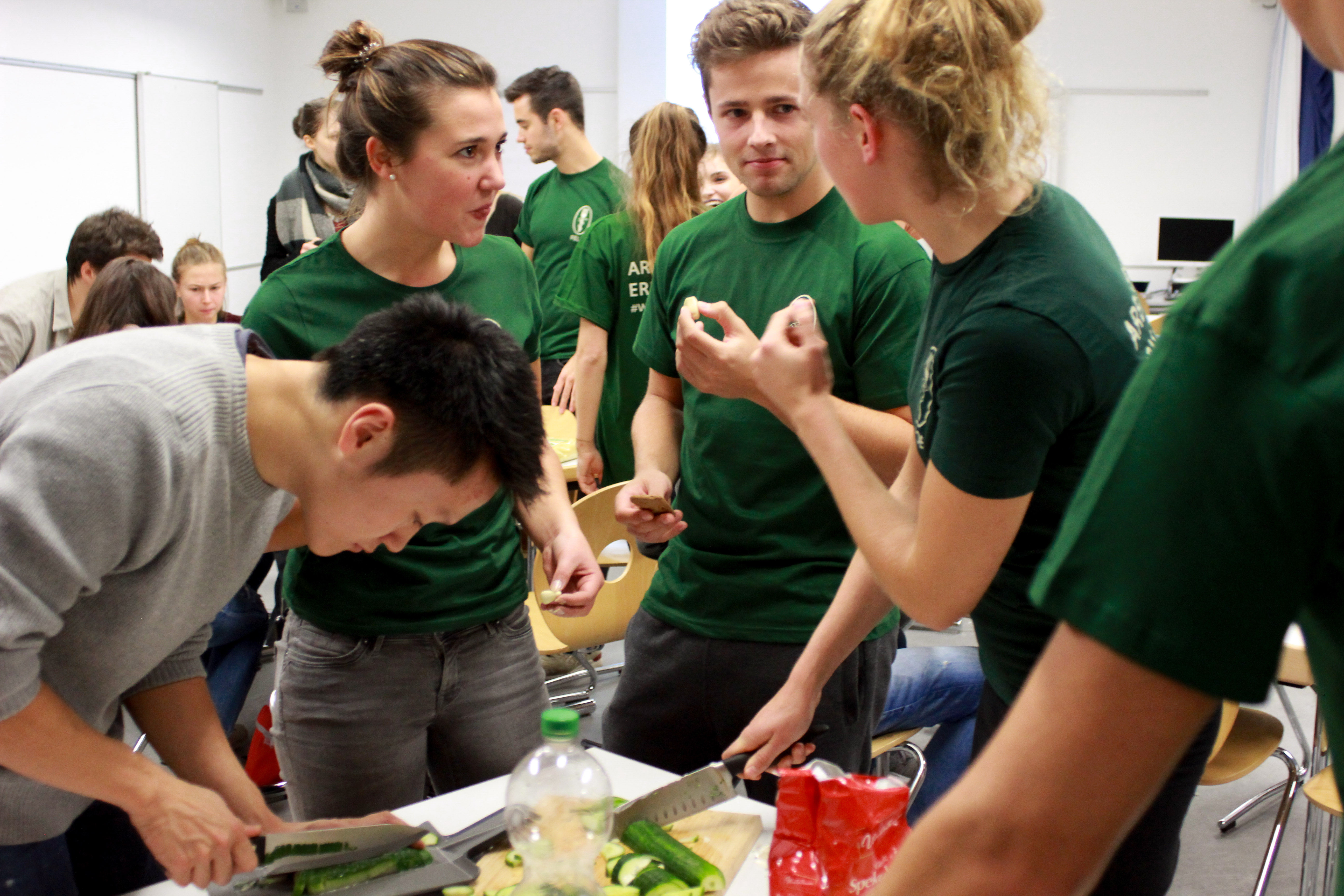 Probekochen vor dem ersten Schulbesuch: Jonathan Chen, Paula Braun, Jannis Winterstein und Zoe Holz vom Wissenshunger-Team in Heidelberg.