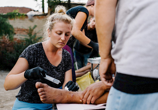 Einsatz in Thessaloniki: Rilana verarztet den wunden Fuß eines Patienten; Foto: Till Gläser