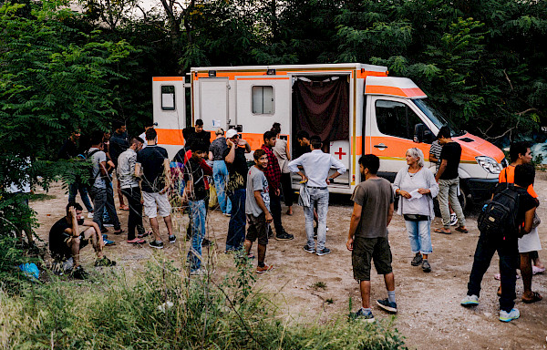 Treffpunkt Rettungswagen: die mobile Praxis in Thessaloniki; Foto: Till Gläser