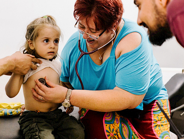 Eine Ärztin untersucht ein Kind in den Athener Klinikräumen der palästinensischen Hilfsorganisation Seeds of Humanity, mit der MVI kooperiert. Foto: Till Gläser