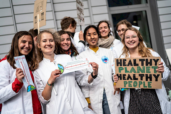 Ein Teil der jungen Mediziner-Fraktion beim bislang größten Klimastreik am 20. September 2019 in Berlin. Foto: Health for Future, Dominik Butzmann
